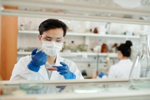 Tiêu chí chọn nhà cung cấp hóa chất cho doanh nghiệp: Đừng chỉ nhìn vào giá mua