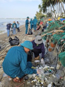 Lâm Đồng: người dân, chiến sĩ và du khách nước ngoài chung tay bảo vệ môi trường biển Mũi Né