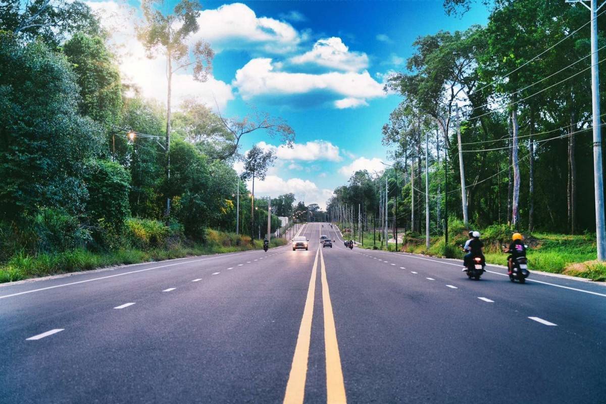 Công trình tuyến đường tỉnh ĐT.975 là dự án trọng điểm được ví như “xương sống giao thông” của đảo Phú Quốc. Tuyến đường này không chỉ kết nối các khu đô thị, sân bay, trung tâm hội nghị và các khu du lịch, mà còn đóng vai trò chiến lược trong việc thúc đẩy phát triển kinh tế - xã hội, hình thành các trục đô thị đồng bộ, hiện đại. Trong ảnh: Trục đường ĐT.975.