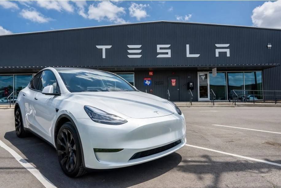 Xe điện Tesla ở Việt Nam đang dần trở thành chủ đề nóng, thu hút sự quan tâm lớn từ người tiêu dùng và giới yêu công nghệ. Với thiết kế độc đáo, công nghệ tiên tiến và hiệu suất vượt trội, những chiếc xe từ gã khổng lồ Tesla không chỉ là phương tiện đi lạ