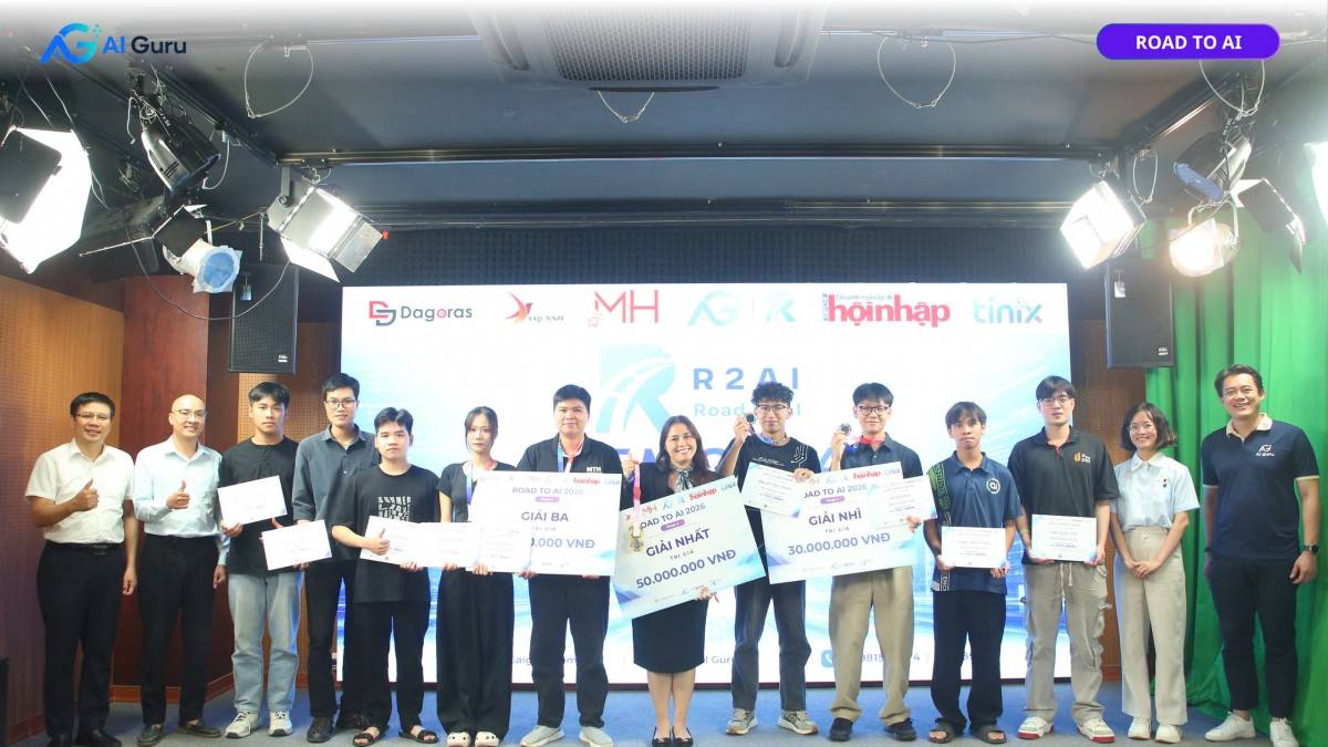 Ban tổ chức trao giải cho các đội thi xuất sắc nhất