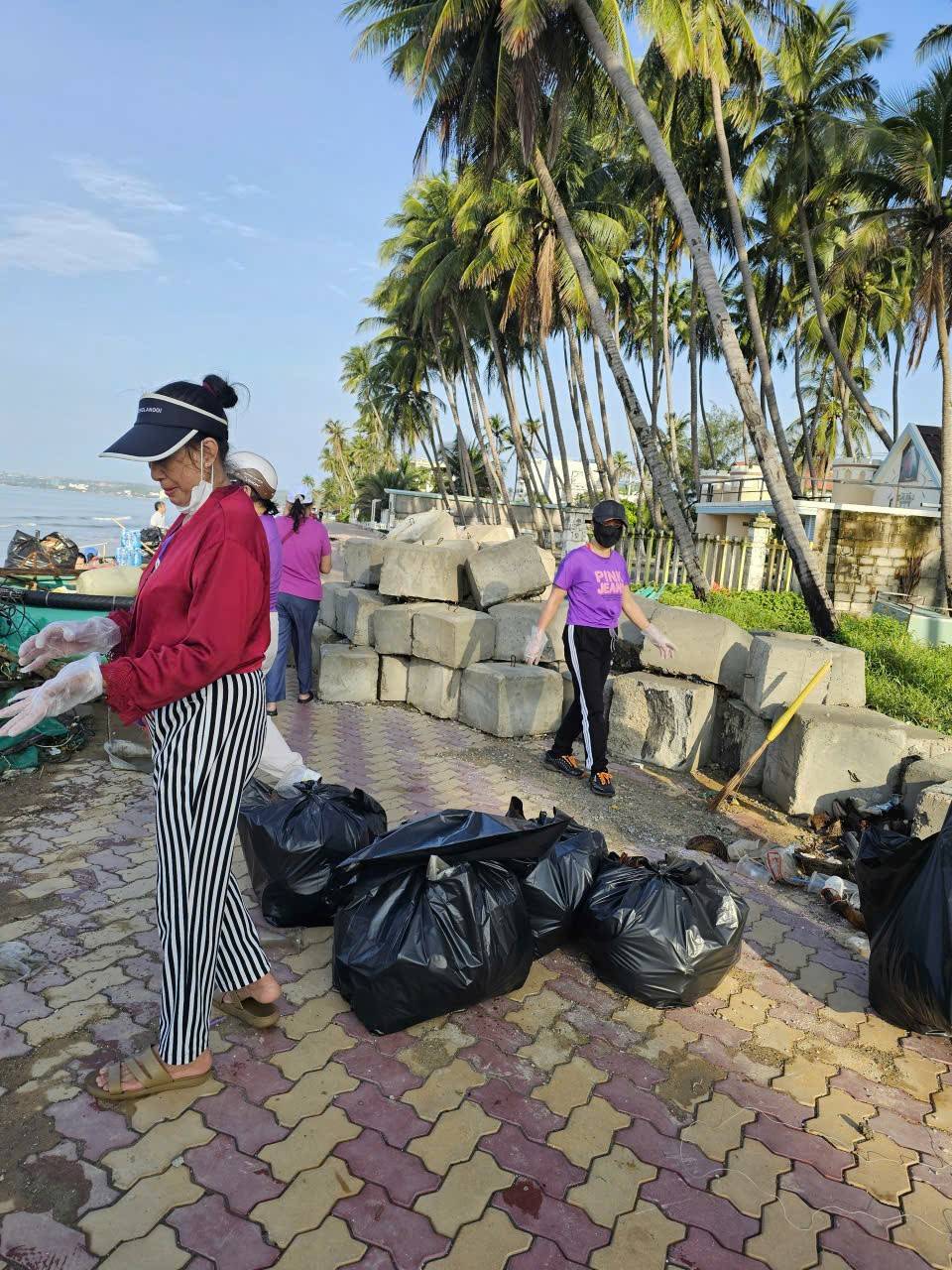 Hơn 100 đoàn viên, chiến sĩ ra quân Ngày Chủ nhật xanh tại Mũi Né