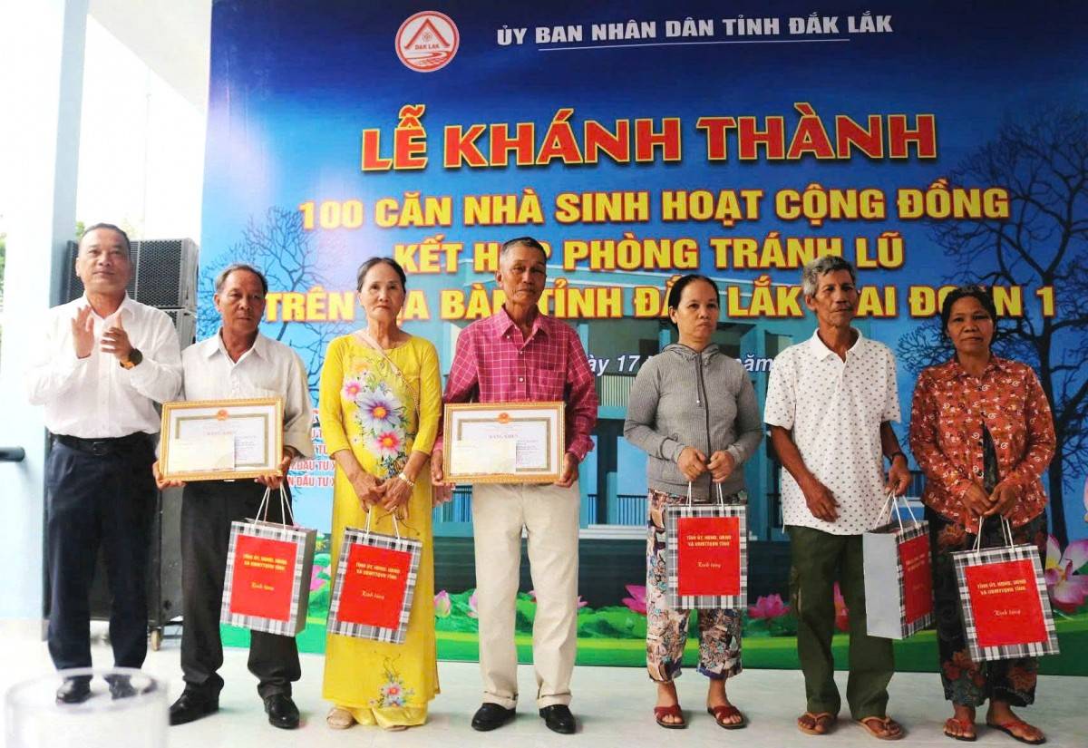 Phó Bí thư Tỉnh ủy, Chủ tịch Ủy ban MTTQ Việt Nam tỉnh Đắk Lắk Y Giang Gry Niê Knơng tặng quà cho các hộ dân có hoàn cảnh khó khăn và có nhiều đóng góp trong xây dựng Nhà sinh hoạt cộng đồng kết hợp phòng tránh lũ. (Ảnh: Thủy Loan - Cổng TTĐT Đắk Lắk)
