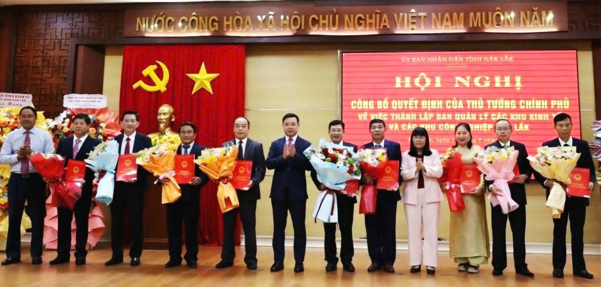 Lãnh đạo UBND, HĐND tỉnh Đắk Lắk trao Quyết định bổ nhiệm và tặng hoa chúc mừng các Trưởng, Phó Ban Quản lý các khu kinh tế và các khu công nghiệp Đắk Lắk. (Ảnh: Kim Bảo - Cổng TTĐT Đắk Lắk)