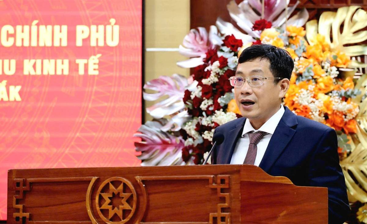  Ông Huỳnh Lữ Tân, Trưởng Ban Quản lý các khu kinh tế và các khu công nghiệp Đắk Lắk phát biểu nhận nhiệm vụ. (Ảnh: Kim Bảo - Cổng TTĐT Đắk Lắk)