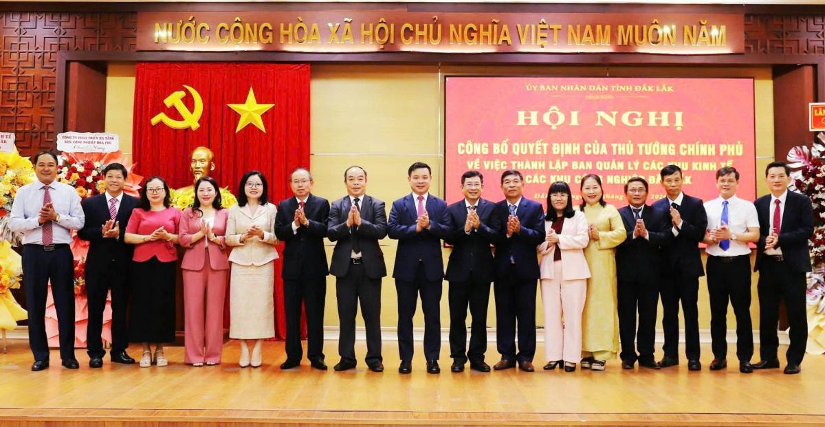 Lãnh đạo UBND, HĐND tỉnh Đắk Lắk cùng các đại biểu chụp ảnh lưu niệm với tập thể lãnh đạo Ban Quản lý các khu kinh tế và các khu công nghiệp Đắk Lắk. (Ảnh: Kim Bảo - Cổng TTĐT Đắk Lắk)