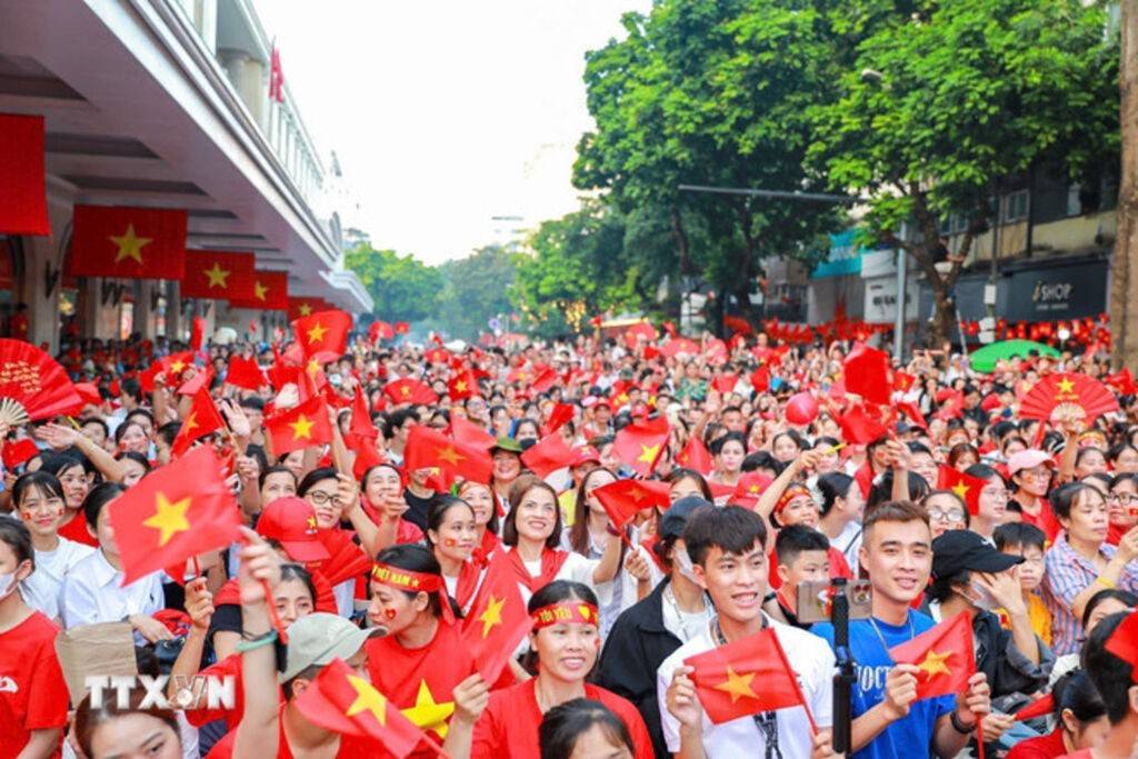 Người dân theo dõi Lễ Kỷ niệm, diễu binh, diễu hành 80 năm Cách mạng tháng Tám thành công và Quốc khánh nước CHXHCN Việt Nam 2/9 tại khu vực hồ Hoàn Kiếm. Ảnh: Khánh Hòa-TTXVN