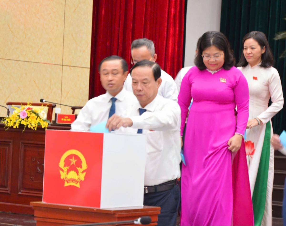 Các  đại  biểu  bỏ  phiếu  bầu  bổ  sung  chức  danh  Phó  chủ  tịch  UBND  thành  phốố. Ảnhh- Bíh  Liên