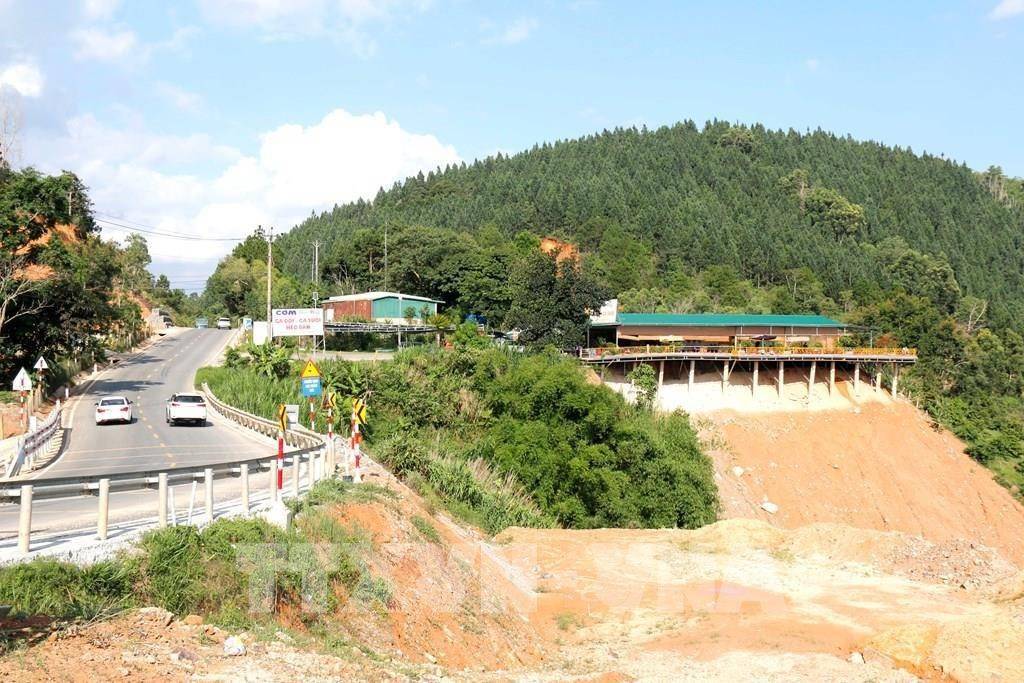 Quốc lộ 28B đối diện nguy cơ kép gồm sạt lở và vi phạm hành lang