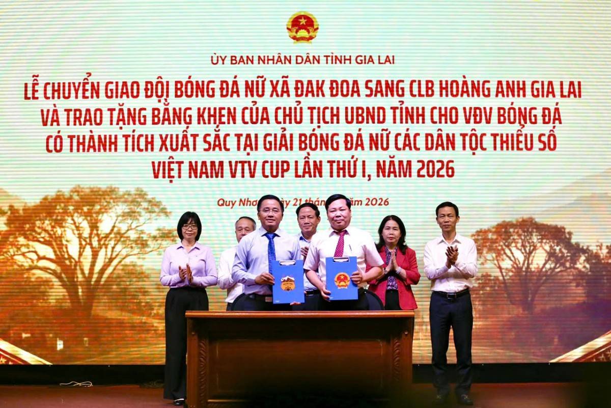 Đại diện Công ty CP Thể thao LPBank Hoàng Anh Gia Lai và các đơn vị liên quan thực hiện lễ bàn giao, tiếp nhận đội bóng đá nữ xã Đak Đoa để quản lý, đào tạo và phát triển trong thời gian tới.