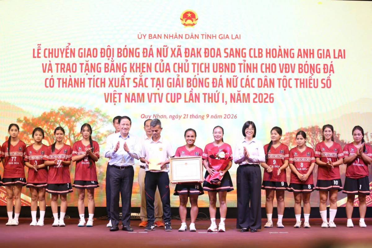 Chủ tịch UBND tỉnh Gia Lai trao Bằng khen cho tập thể và các cá nhân có thành tích xuất sắc tại Giải bóng đá nữ các dân tộc thiểu số Việt Nam - Cúp VTV lần thứ I năm 2026.