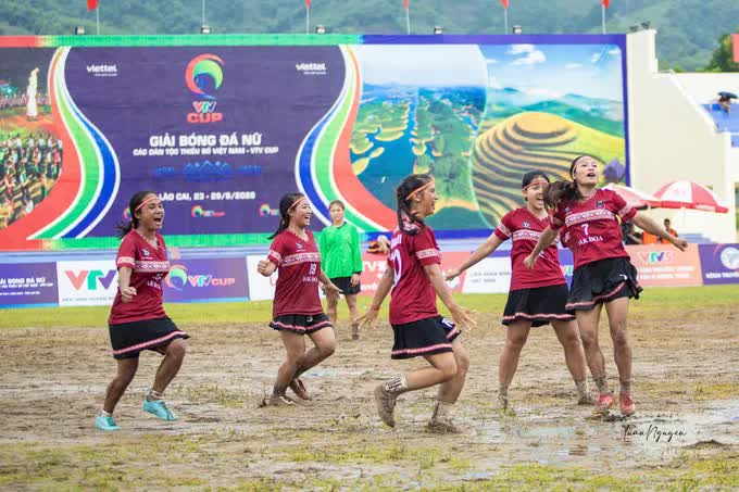 Các cô gái đội bóng đá nữ xã Đak Đoa có thêm cơ hội được đào tạo, thi đấu trong môi trường chuyên nghiệp sau khi được HAGL tiếp nhận, quản lý.
