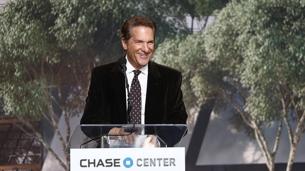 Peter Guber, Chủ tịch điều hành Golden State Warriors và nhà sản xuất phim Hollywood, hiện có tài sản khoảng 1,5 tỷ USD theo Forbes.