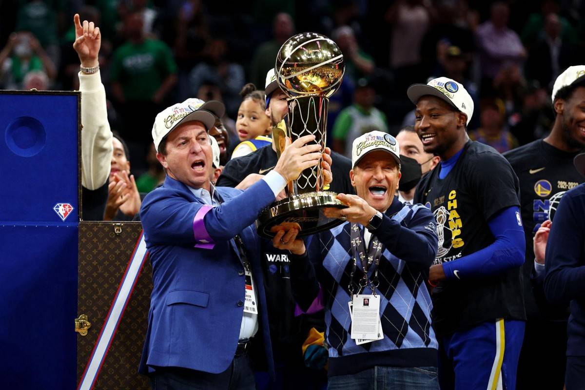 Peter Guber là đồng sở hữu và đồng chủ tịch điều hành Golden State Warriors từ năm 2010. Forbes hiện định giá đội bóng ở mức 11 tỷ USD