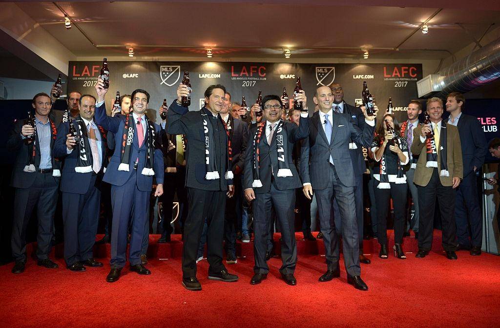 Peter Guber cùng các thành viên nhóm sáng lập Los Angeles Football Club tại sự kiện công bố đội bóng năm 2014.