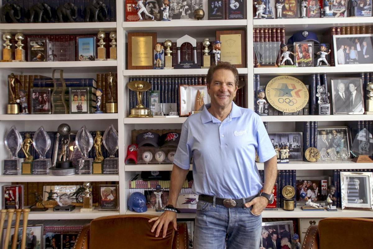 Peter Guber xây dựng sự nghiệp từ điện ảnh và sau đó đưa tư duy kể chuyện vào kinh doanh, thể thao và quản trị trải nghiệm khán giả.
