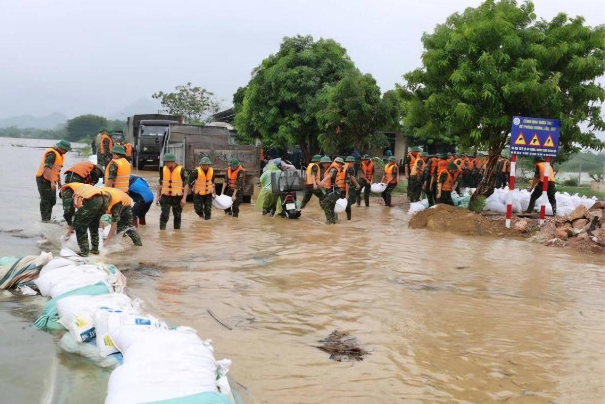Mưa lũ làm gần 20.000 nhà bị ngập, Thủ tướng yêu cầu khẩn trương di dời dân khỏi vùng nguy hiểm
