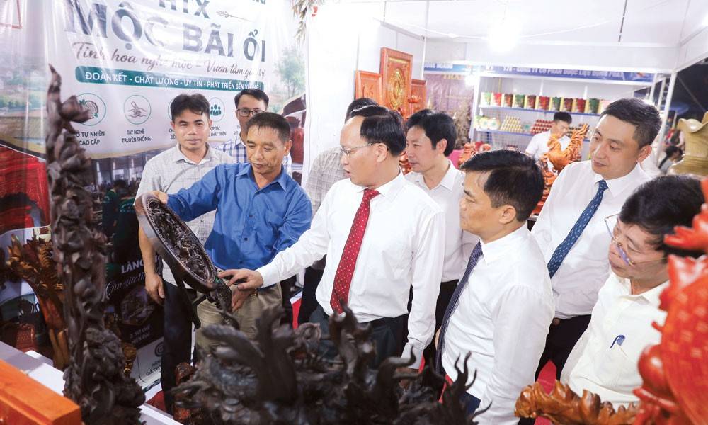 Đồng chí Phạm Văn Thịnh, Ủy viên Ban Thường vụ Thành ủy, Phó Chủ tịch UBND thành phố Bắc Ninh và các đại biểu thăm gian hàng tại hội chợ.