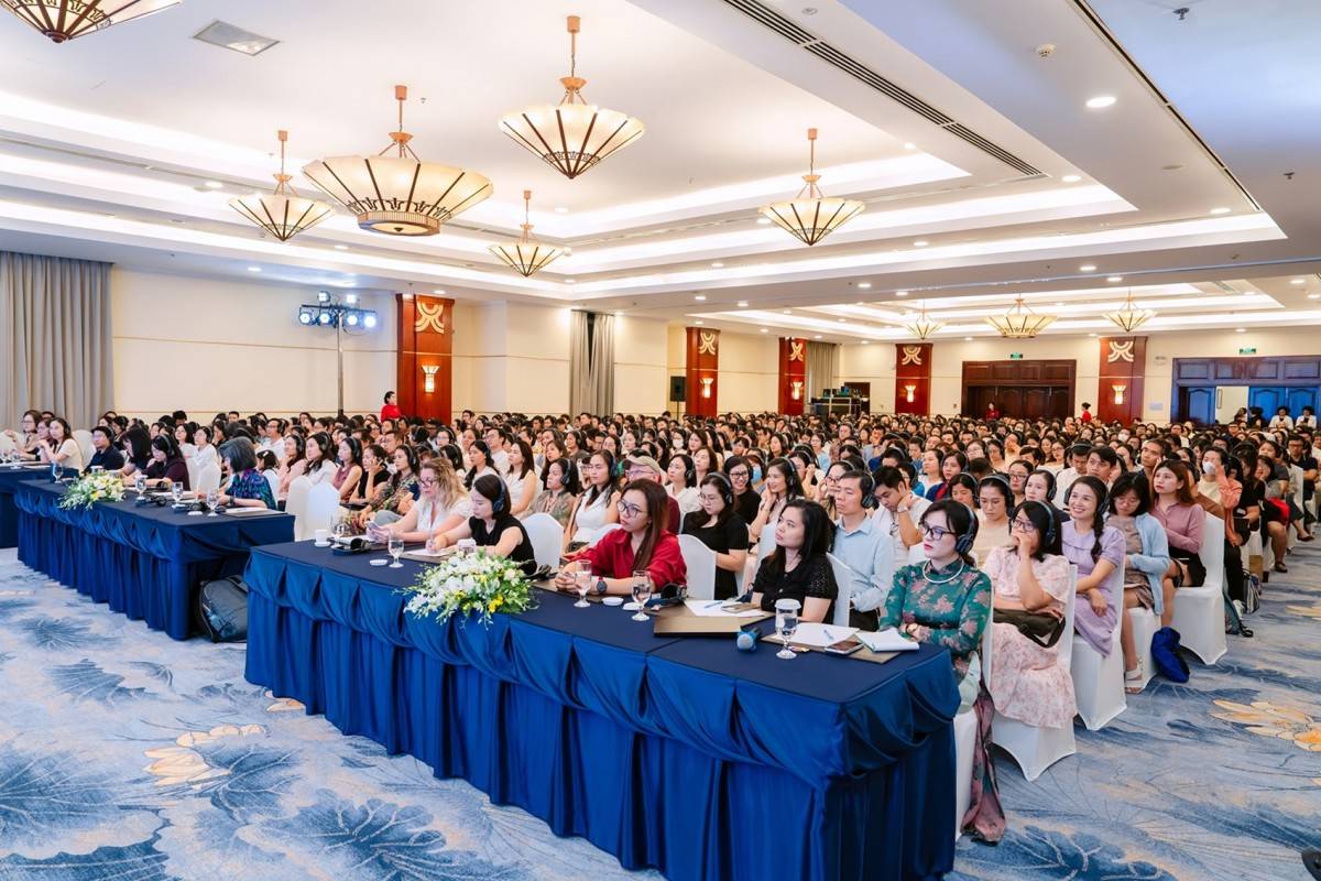 Hơn 1.000 phụ huynh tại TP.HCM tham dự hai hội thảo Learning Lens 02 do Vinschool tổ chức cùng nhà tâm lý học Jocelyn Brewer.