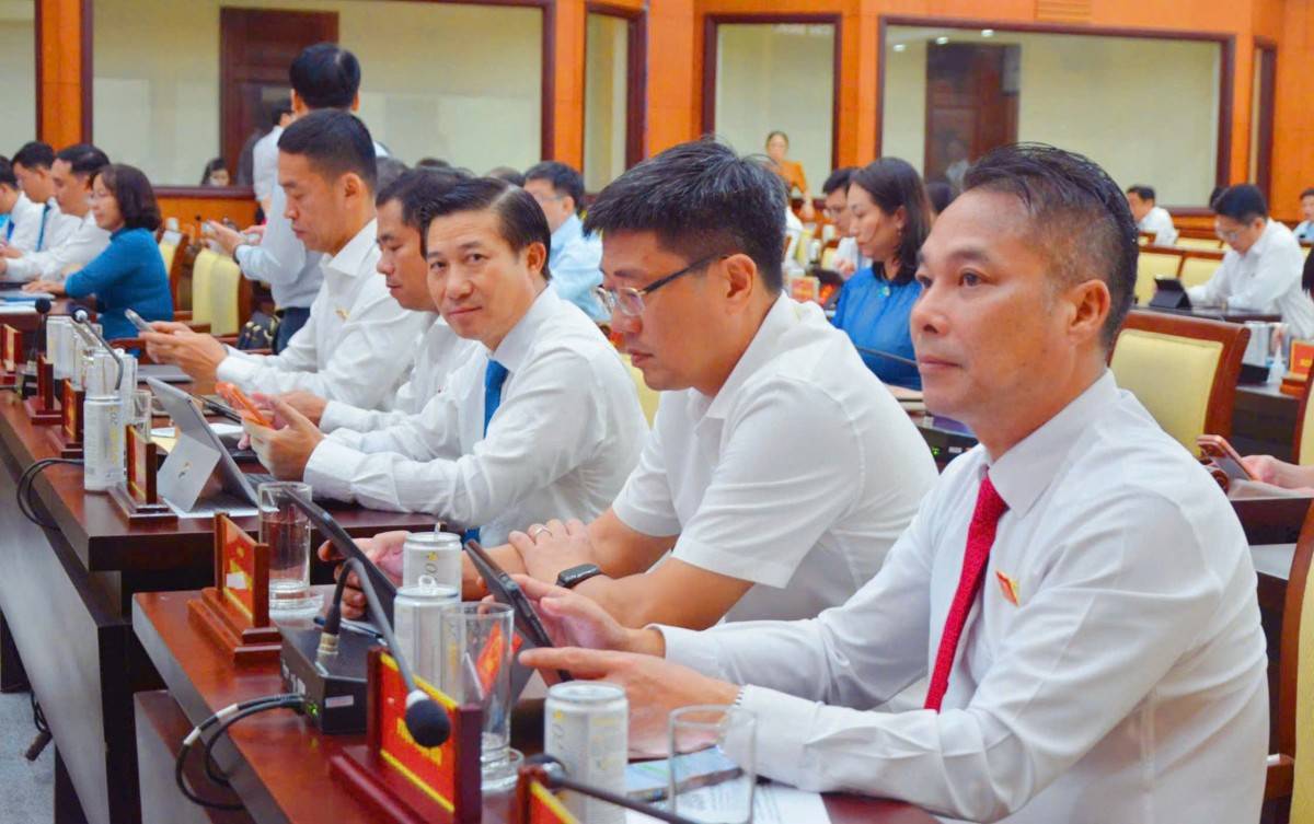 Các đại biểu tham dự kỳ họp. Ảnh- Bích Liên