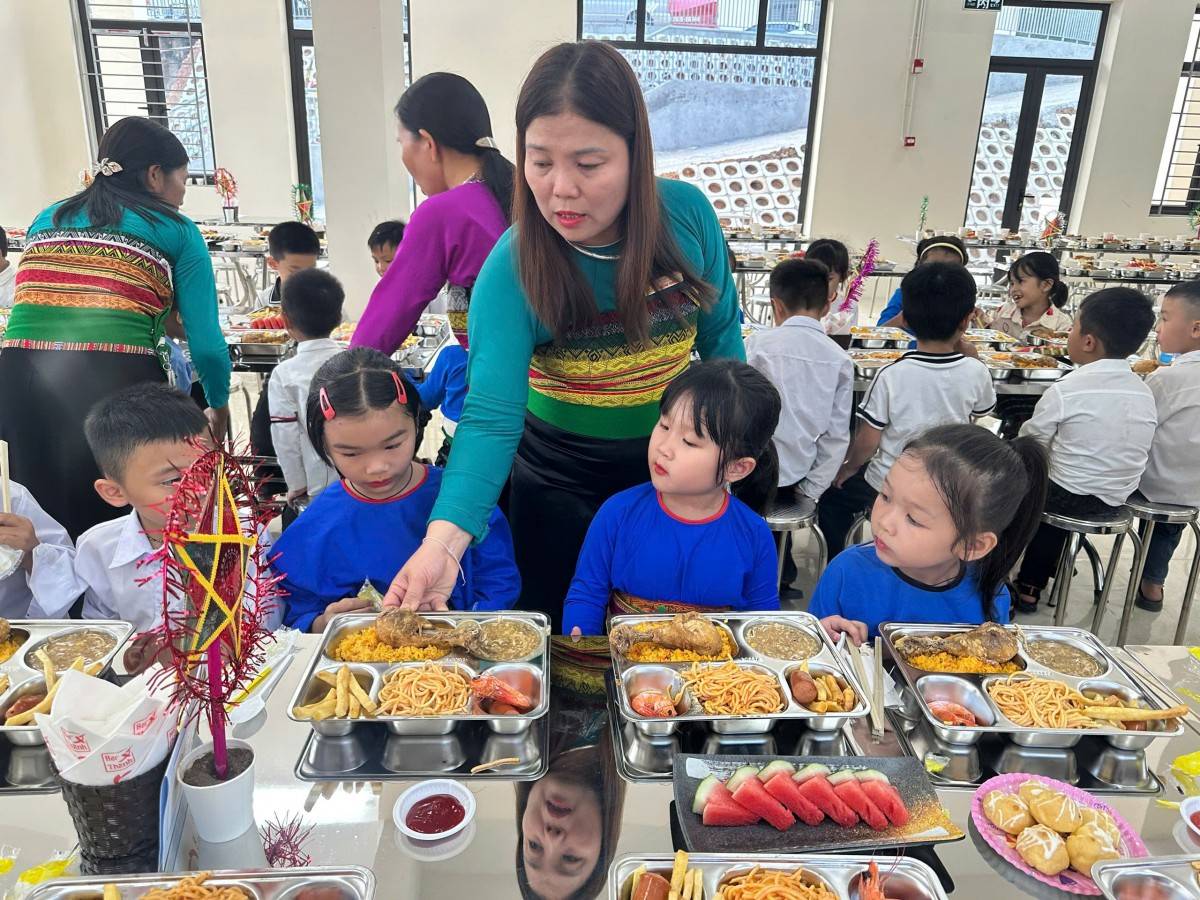 Yên Khương (Thanh Hoá) bừng sáng đêm trăng rằm nơi biên giới