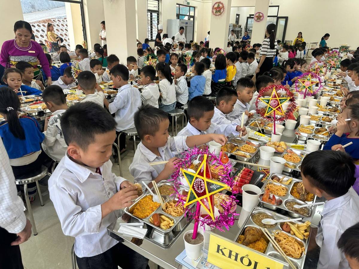 Yên Khương (Thanh Hoá) bừng sáng đêm trăng rằm nơi biên giới
