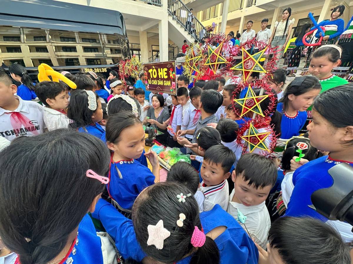 Yên Khương (Thanh Hoá) bừng sáng đêm trăng rằm nơi biên giới