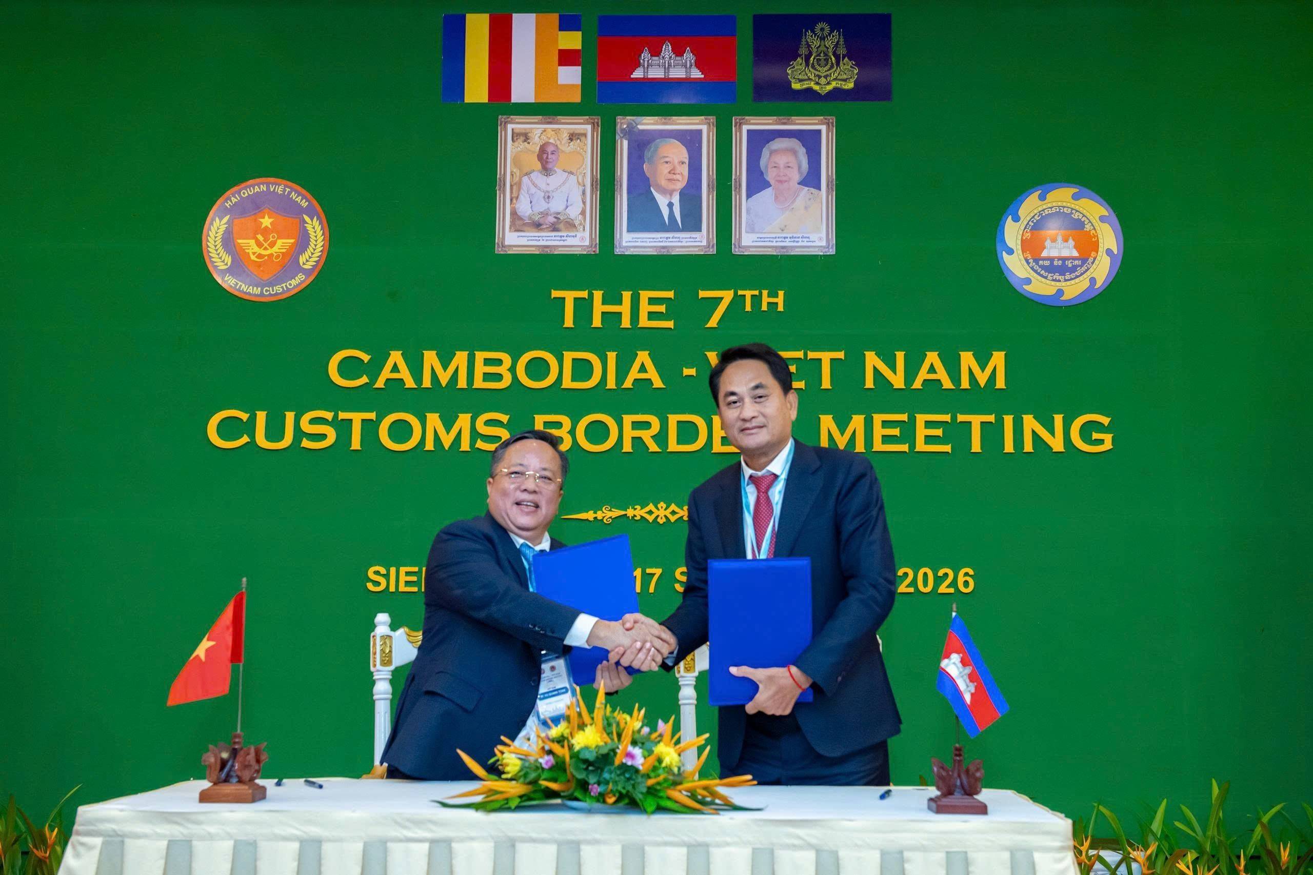 Hải quan Việt Nam - Campuchia tăng cường phối hợp chống buôn lậu qua biên giới