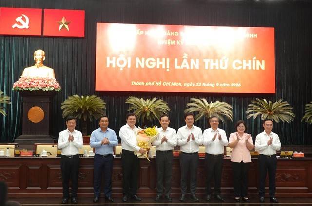 Bí thư Trần Lưu Quang cùng Thường trực Thành ủy TP tặng hoa chúc mừng ông Nguyễn Sinh Nhật Tân