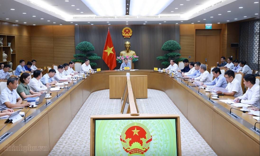 Thủ tướng Lê Minh Hưng chủ trì cuộc họp kiểm điểm tình hình triển khai, thúc đẩy giải ngân các dự án trọng điểm ngành giao thông vận tải - Ảnh: chinhphu.vn/Nhật Bắc