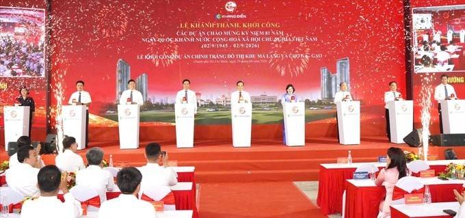 Các đại biểu thực hiện nghi thức khánh thành, khởi công các dự án chào mừng Quốc khánh. 