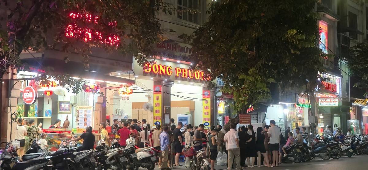 Đó là lý do phố Cầu Đất Hải Phòng tấp nập hơn mỗi khi thu về, bởi cả ngàn người đổ về xếp hàng dài mua bánh trung thu cổ truyền an toàn Đông Phương, Thanh Lịch, Như Ý... kết chặt tình thân  chung trăng sum vầy