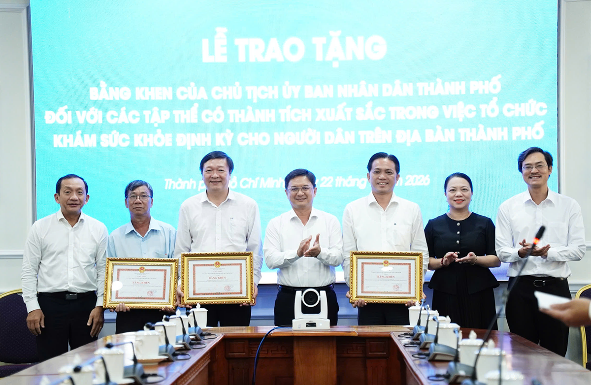 Phó Chủ tịch UBND TPHCM Nguyễn Mạnh Cường trao tặng bằng khen cho 3 tập thể có thành tích xuất sắc trong tổ chức khám sức khỏe định kỳ cho người dân