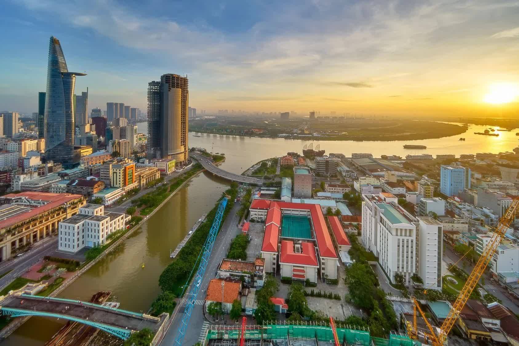 ADB nâng dự báo GDP Việt Nam, cảnh báo áp lực lạm phát và tín dụng