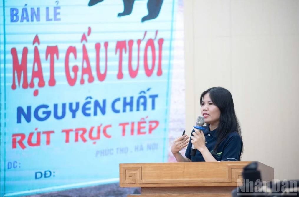 Phó Giám đốc Trung tâm Giáo dục Thiên nhiênBùi Thị Hà thẳng thắn  chỉ ra rằng Hà Nội hiện là địa bàn tồn đọng lớn nhất cả nước, với 64 cá thể gấu vẫn đang bị nuôi nhốt tại 17 cơ sở, chiếm khoảng 50% tổng số gấu nuôi nhốt trên toàn quốc - (Ảnh: https://nhandan.vn).