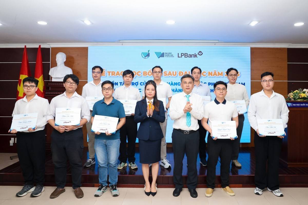 LPBank trao gần 1,8 tỷ đồng học bổng sau đại học cho Đại học Quốc gia TP. Hồ Chí Minh
