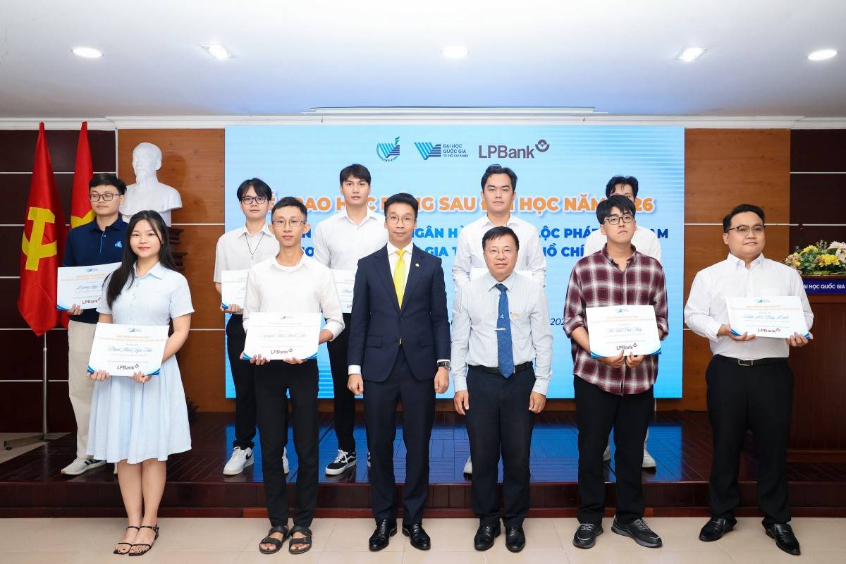Ông Đỗ Anh Đức – Giám đốc vùng Hồ Chí Minh, Ngân hàng Doanh nghiệp LPBank (thứ 3 từ trái sang) và GS.TS Lê Minh Phương – Phó Hiệu trưởng Trường Đại học Bách khoa, ĐHQG-HCM (thứ 3 từ phải sang) trao học bổng cho các học viên