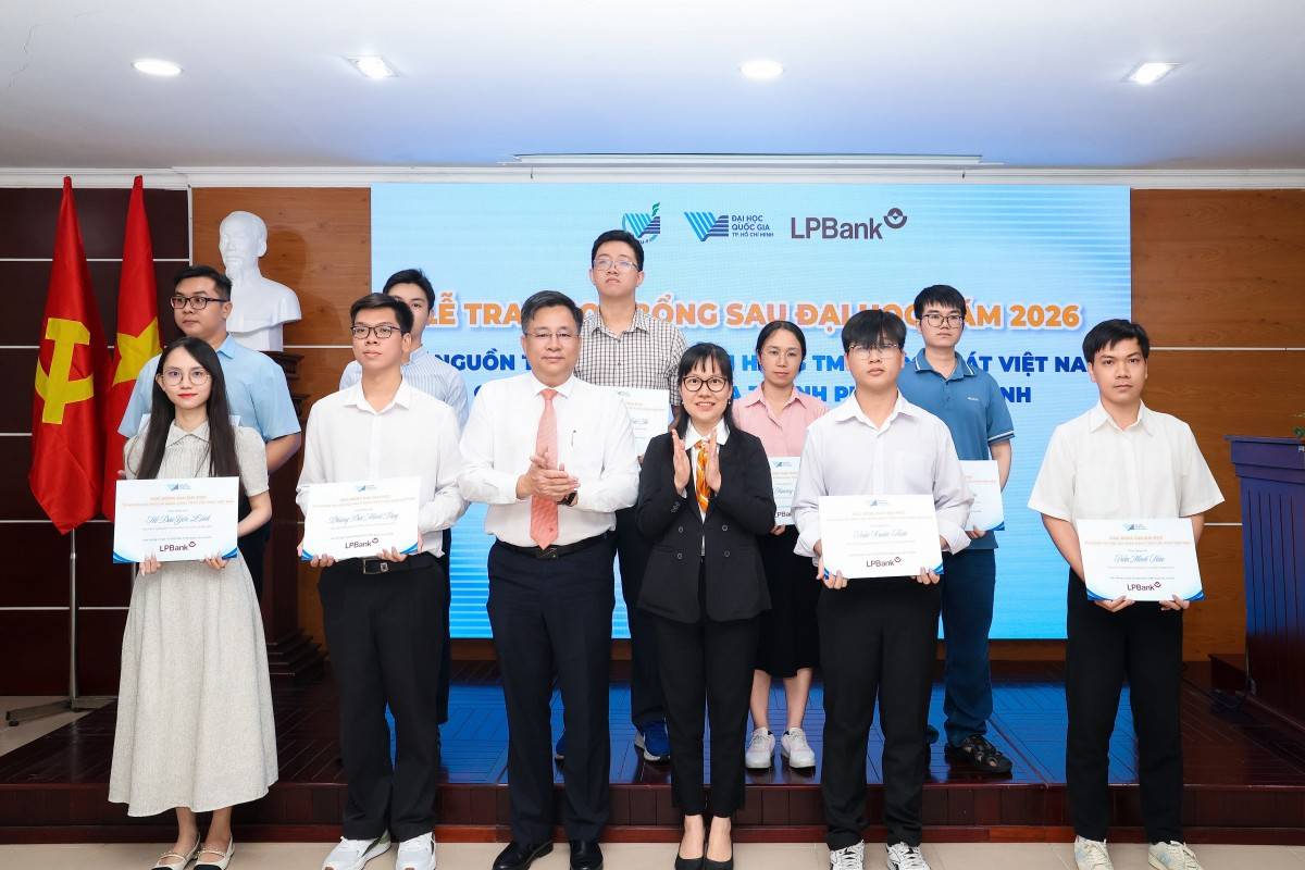 Bà Nguyễn Thị Hồng Mai – Giám đốc Trung tâm Khách hàng Doanh nghiệp lớn Phía Nam LPBank (thứ 3 từ phải sang) và PGS.TS Nguyễn Đình Tứ – Chánh Văn phòng ĐHQG-HCM (thứ 3 từ trái sang) trao học bổng cho các học viên