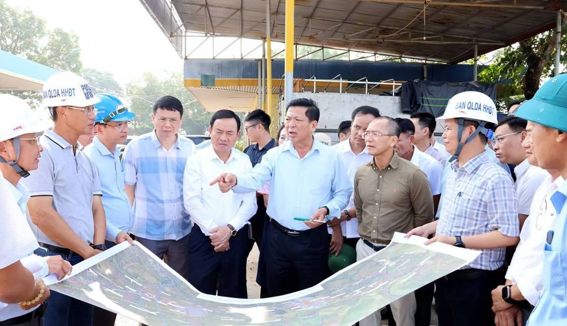 Bộ trưởng Bộ Xây dựng Trần Hồng Minh yêu cầu “3 ca, 4 kíp” tăng tốc Quốc lộ 2 Vĩnh Yên - Việt Trì