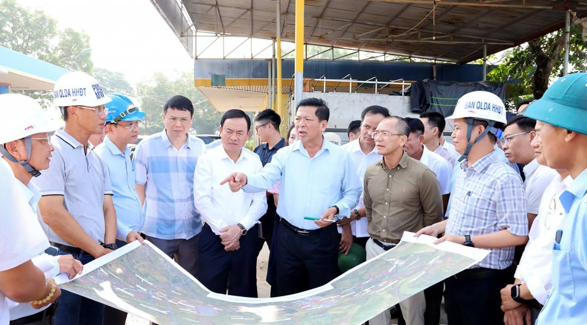 Bộ trưởng Trần Hồng Minh yêu cầu “3 ca, 4 kíp” tăng tốc Quốc lộ 2 Vĩnh Yên - Việt Trì