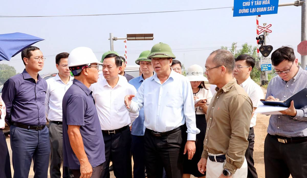 Bộ trưởng Trần Hồng Minh yêu cầu “3 ca, 4 kíp” tăng tốc Quốc lộ 2 Vĩnh Yên - Việt Trì