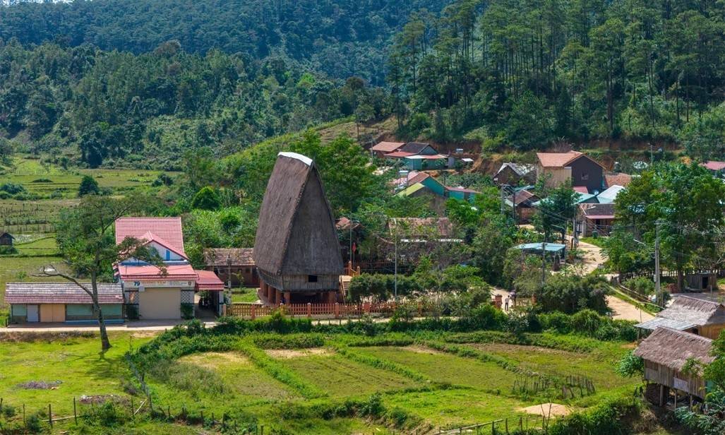 Tây Nguyên – vùng đất đại ngàn hùng vĩ, nơi không chỉ có rừng xanh, thác đổ mà còn là nơi lưu giữ những giá trị văn hóa bản địa độc đáo bậc nhất Việt Nam. Với địa hình đa dạng và hệ sinh thái phong phú, Buôn Ma Thuột, Măng Đen (Kon Tum), Tà Đùng (Đắk Nông)... đang trở thành địa điểm du lịch sinh thái, mang lại nhiều lợi ích kinh tế cho cộng đồng cư dân, doanh nghiệp trong địa bàn. .Trong ảnh: Măng Đen là một địa chỉ đỏ của du lịch Tây Nguyên.