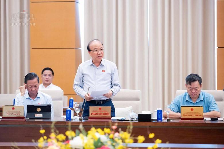 Chủ nhiệm Ủy ban Pháp luật và Tư pháp Phan Chí Hiếu trình bày tóm tắt báo cáo thẩm tra dự án Luật sửa đổi, bổ sung một số điều của Luật Sở hữu trí tuệ