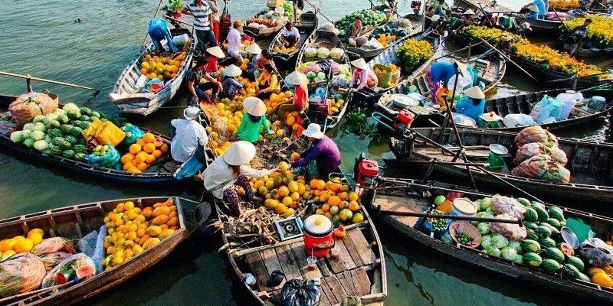 Chợ nổi Cái Răng Cần Thơ là một điểm chấm phá sống động trên sông nước miền Tây Nam Bộ.