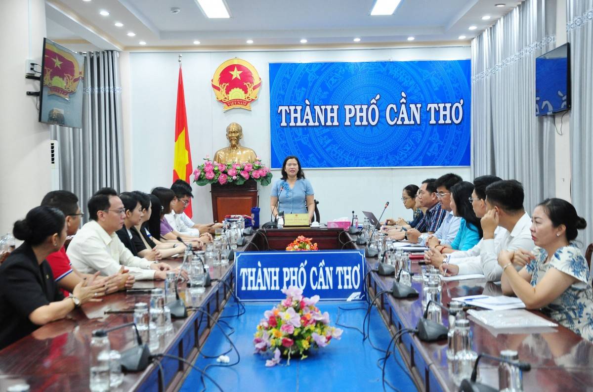 Phó Chủ tịch UBND thành phố Cần Thơ Nguyễn Thị Ngọc Điệp chủ trì buổi làm việc với các doanh nghiệp du lịch trên địa bàn nhằm trao đổi giải pháp tháo gỡ khó khăn, khai thác hiệu quả tiềm năng, nâng cao chất lượng sản phẩm, dịch vụ và thúc đẩy du lịch thành phố phát triển bền vững - (Ảnh: https://www.cantho.gov.vn).