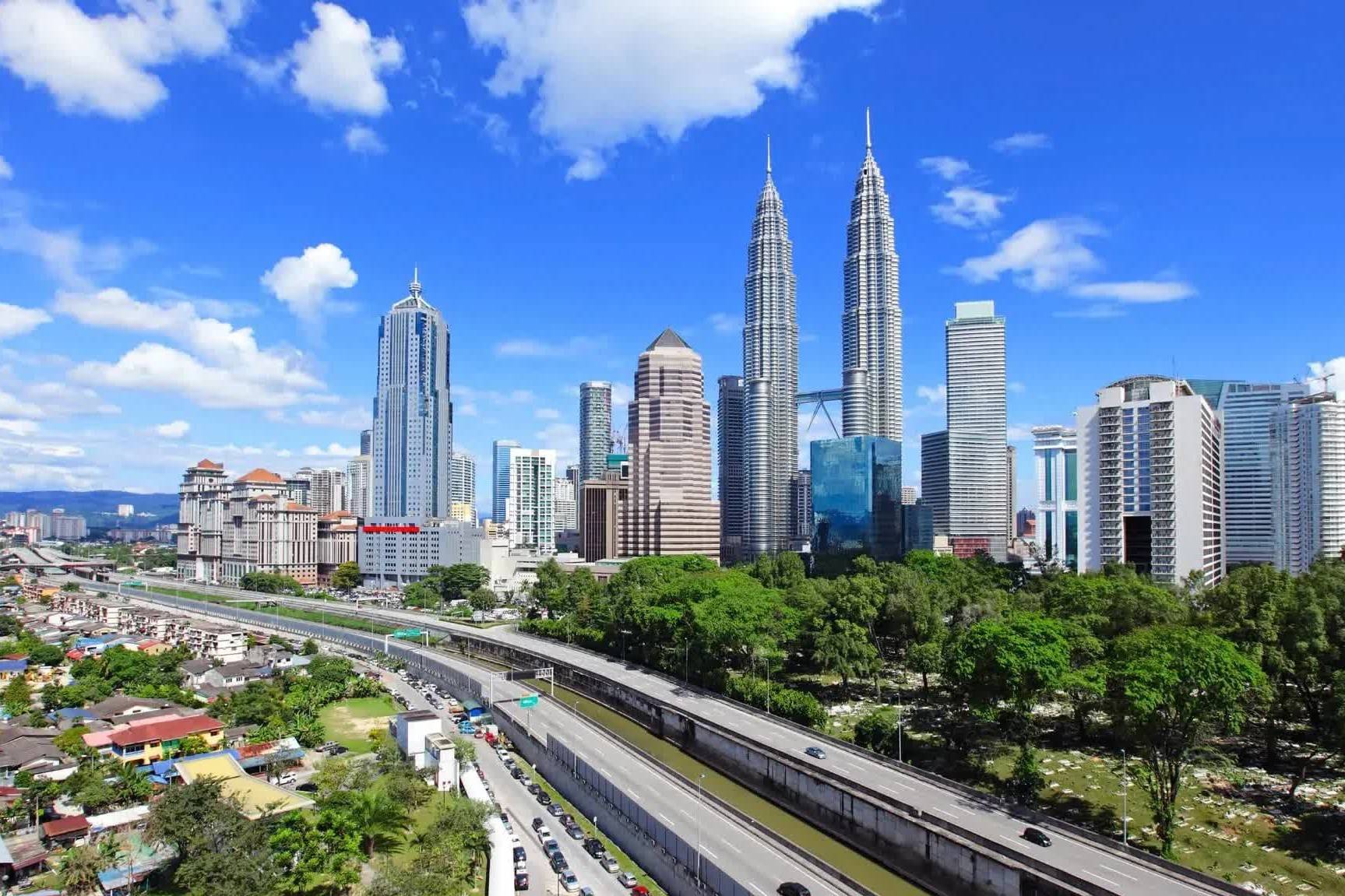 Malaysia được ADB nâng dự báo tăng trưởng nhờ xuất khẩu công nghệ