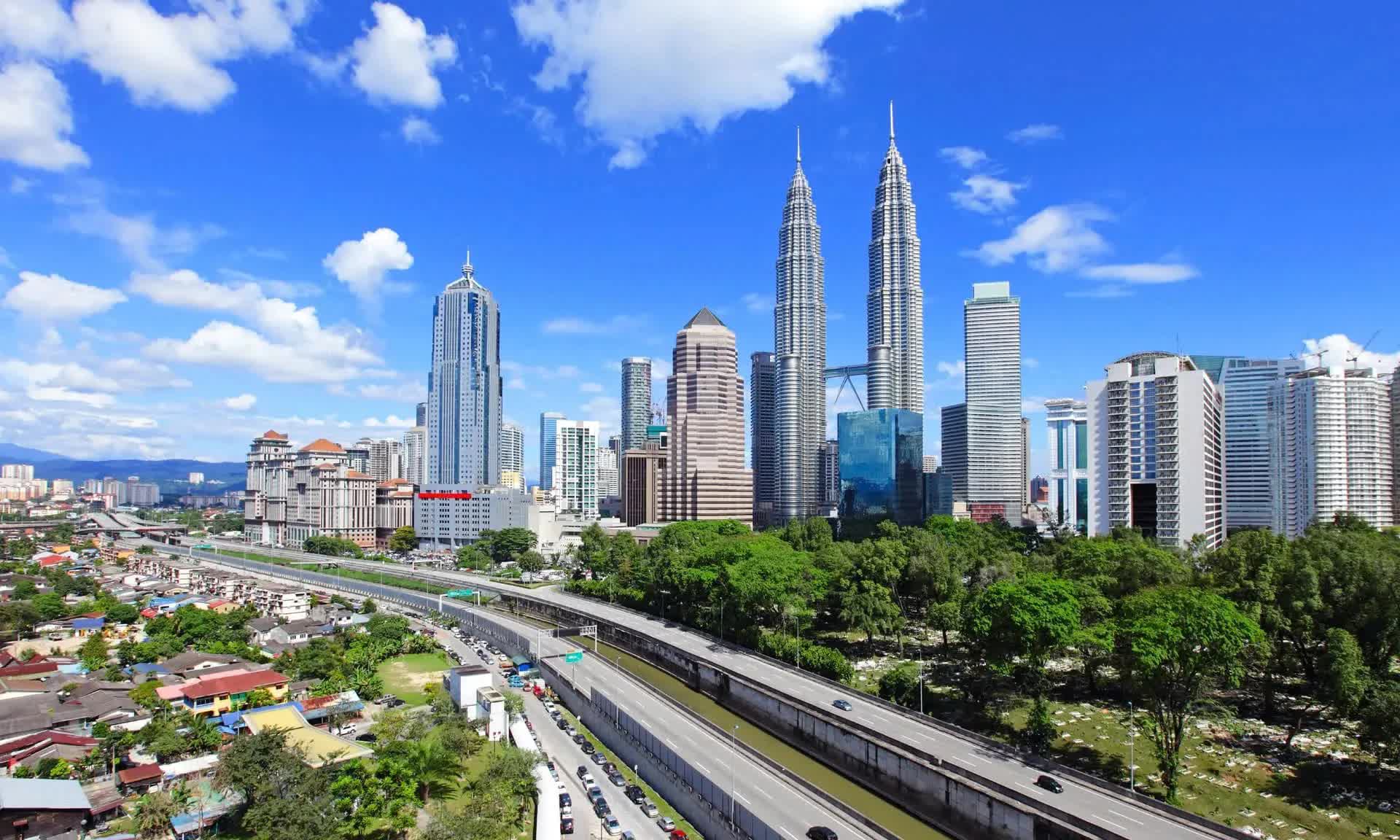 Malaysia được ADB nâng dự báo tăng trưởng nhờ xuất khẩu công nghệ