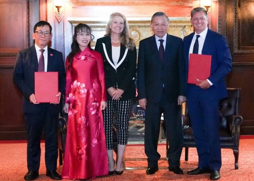 Vietjet và SpaceX trao thỏa thuận hợp tác đưa internet tốc độ cao lên các chuyến bay của hãng trước sự chứng kiến của Tổng Bí thư, Chủ tịch nước Tô Lâm, lãnh đạo cấp cao và doanh nghiệp hai nước - (Ảnh: https://baotintuc.vn).