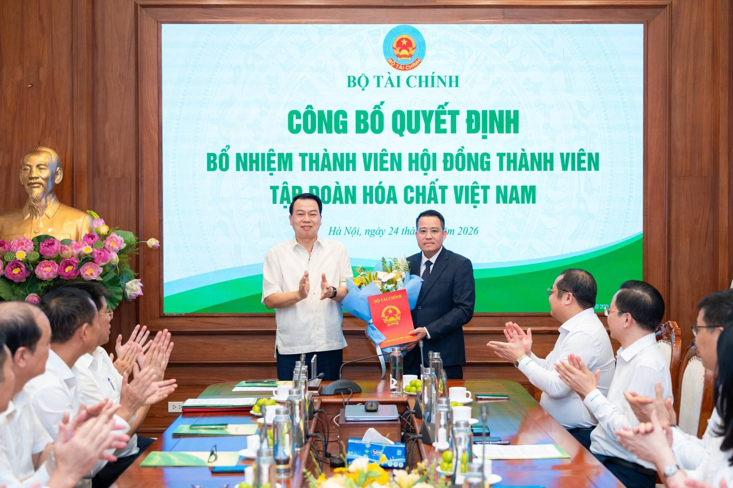 Vinachem bổ nhiệm ông Nguyễn Văn Đông, kiện toàn Hội đồng thành viên