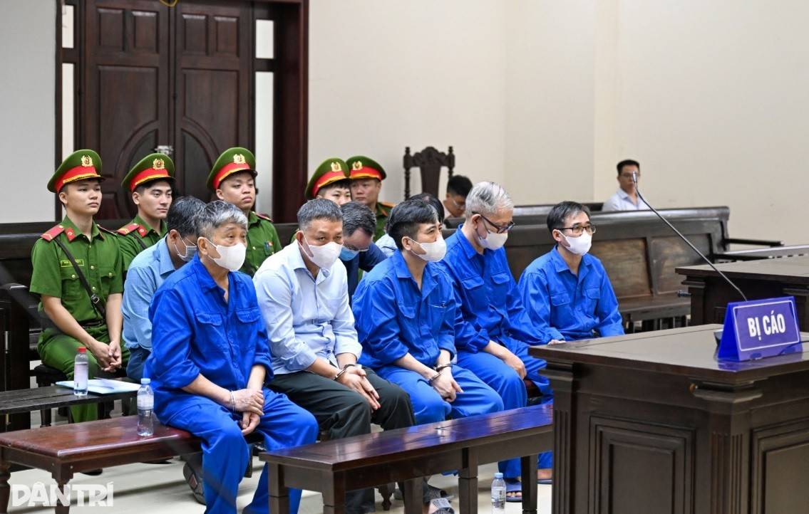 Các bị cáo tại phiên xét xử phúc thẩm (Ảnh: Nguyễn Hải - https://dantri.com.vn).